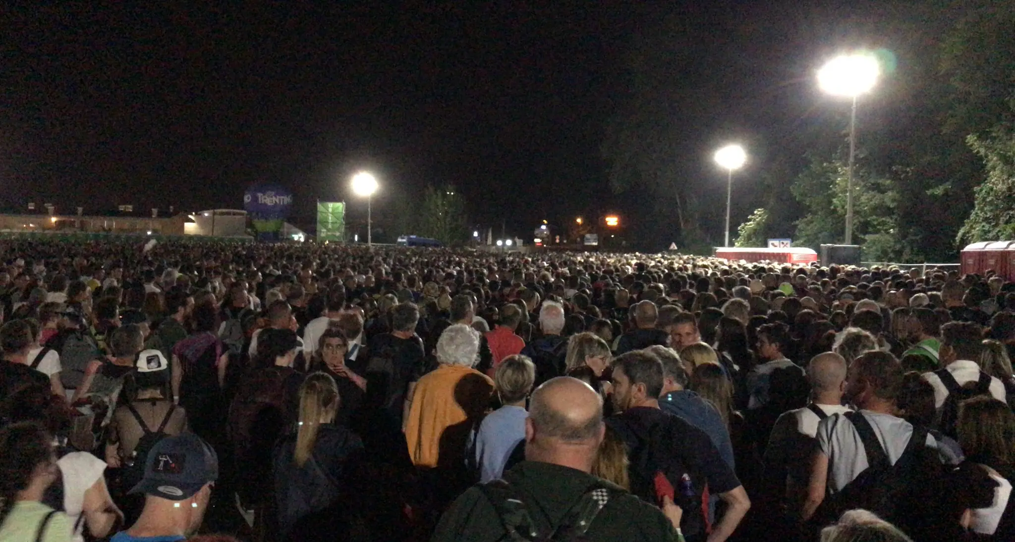 Vasco, alcuni fan in uscita dall'arena hanno attraversato i binari