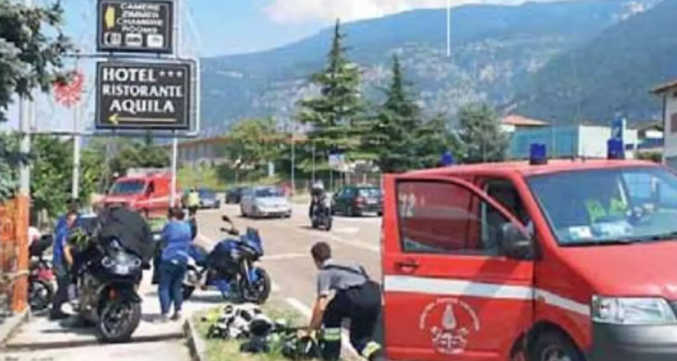 Si schiantano in moto contro un palo: in due all’ospedale