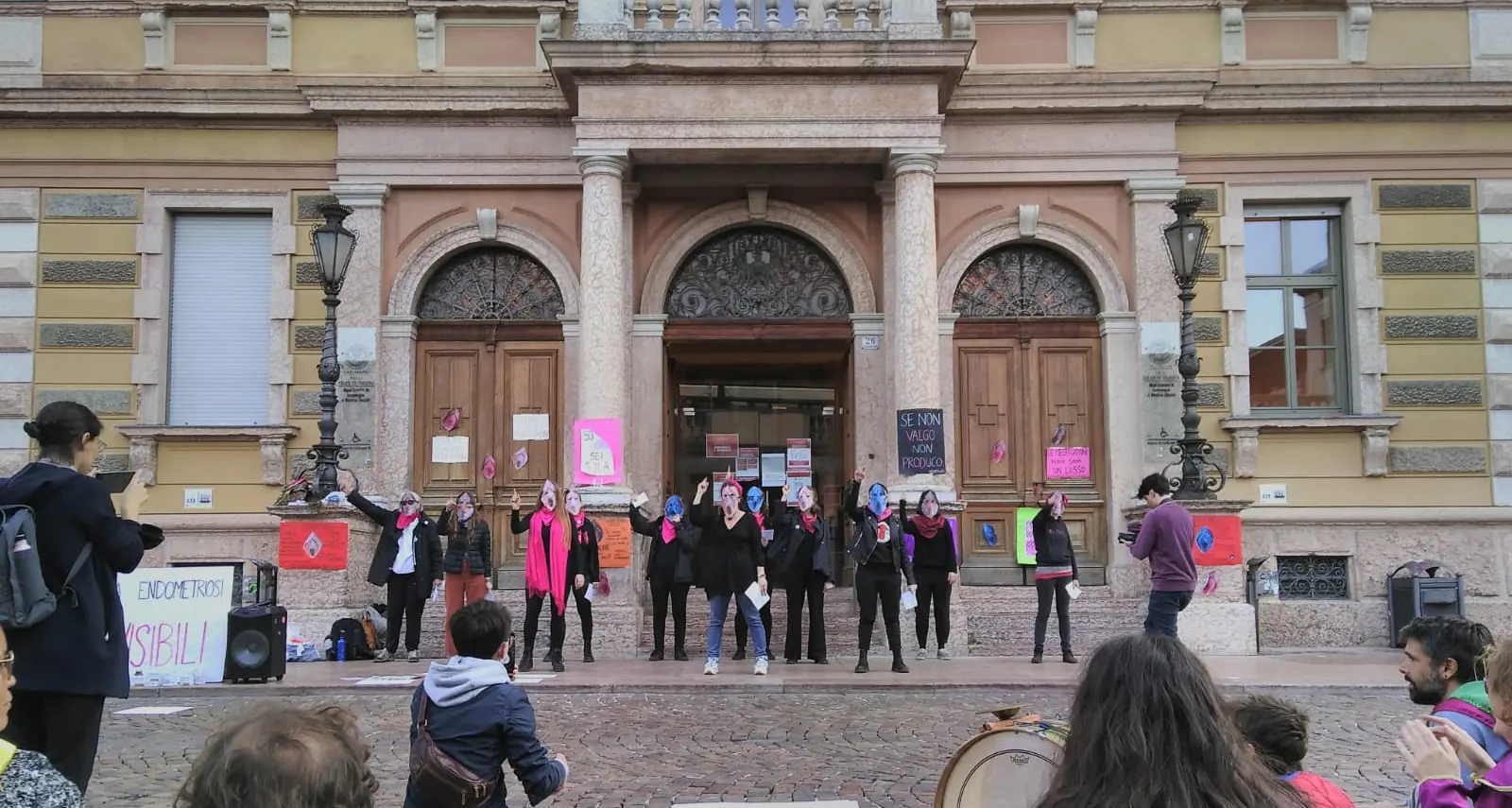 A Trento il flash mob per la vita: la manifestazione del collettivo “Non una di meno”