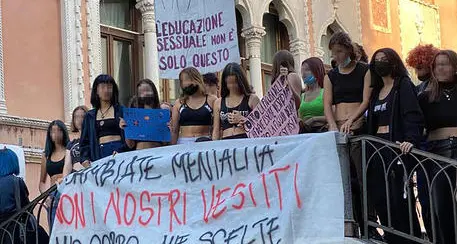 “Top” vietato durante educazione fisica, Laura Scalfi sta con le ragazze