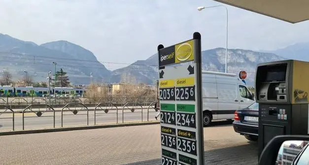 Bollette a rate e benzina, in arrivo il decreto 'taglia-prezzi'