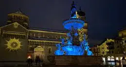 Il Nettuno di Trento si illumina di blu per la neurofibromatosi
