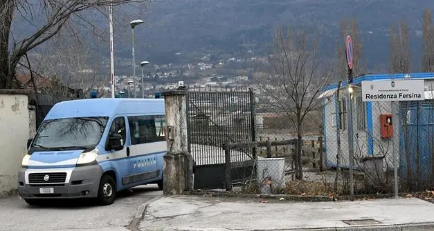 Trento, blitz nella notte alla residenza Fersina: espulsi due pregiudicati, sequestrate armi da taglio, un manganello e una sbarra in ferro