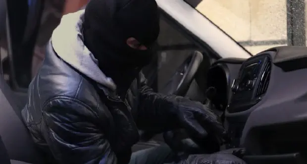 Raid dei ladri a Madonna Bianca, colpita l’auto di una dottoressa