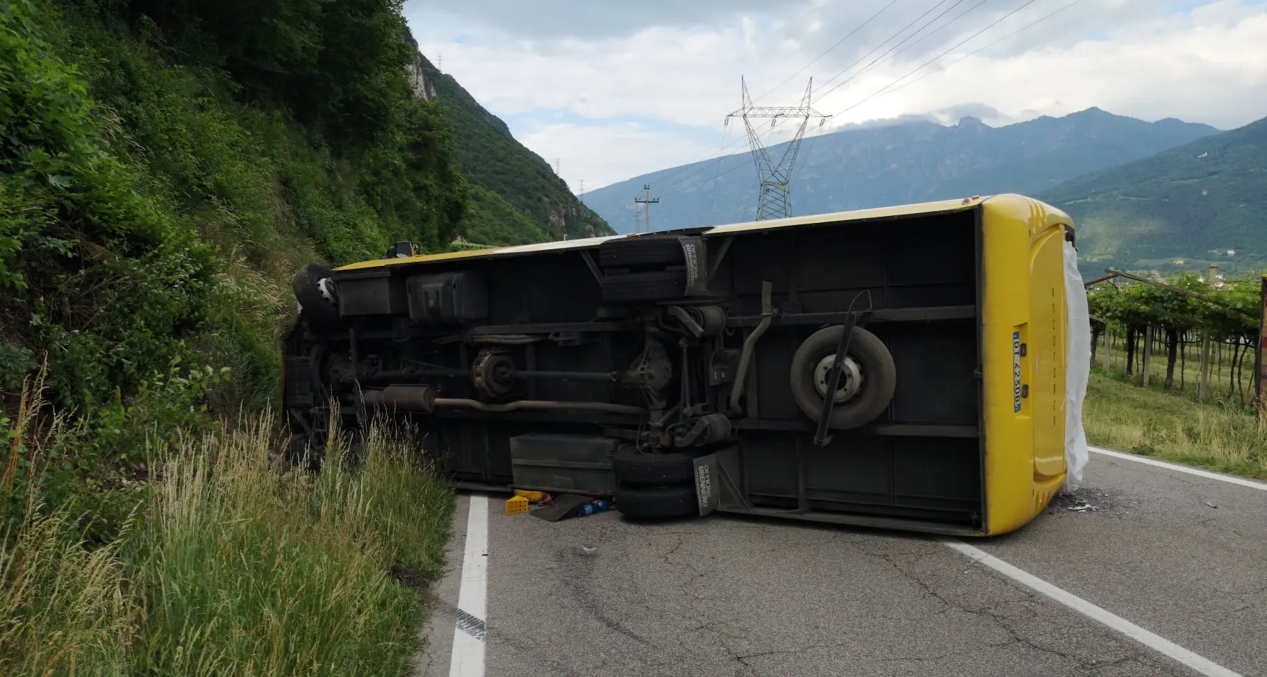 Incidente tragico ad Ala: scuolabus si rovescia, morto l’autista