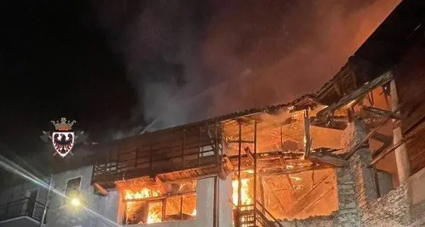 Furioso incendio a Comano Terme, una decina le persone evacuate