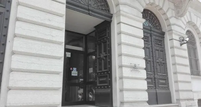 Trento, tentata rapina con pistola fuori dal bistrot \"Viennese\", in due ai domiciliari