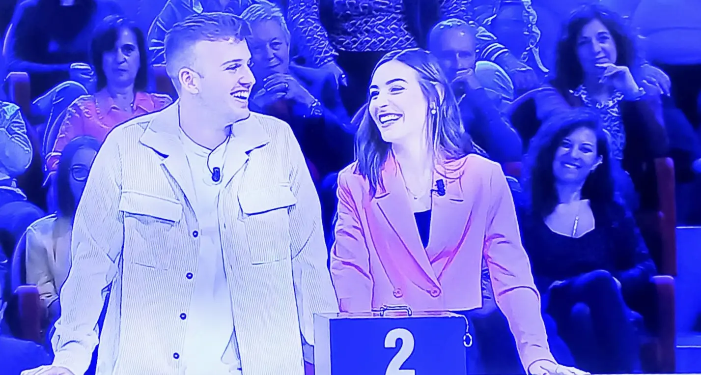 Jessica, “cantiniera” di Mezzolombardo, vince 38.000 euro ad Affari Tuoi assieme al suo Gabriele