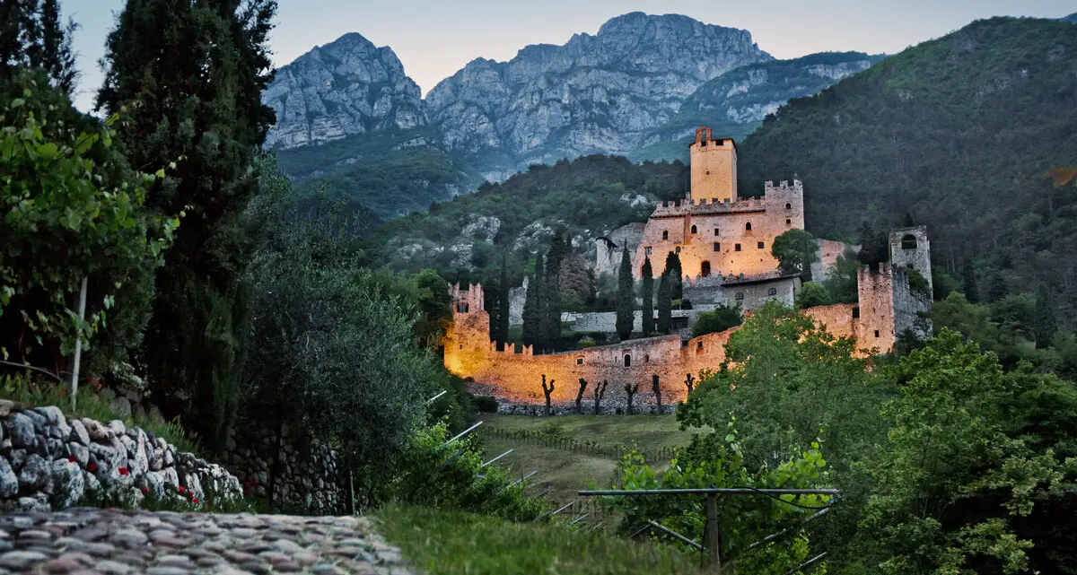 San Martino al Castello di Avio con visite guidate, castagne e vin brulè
