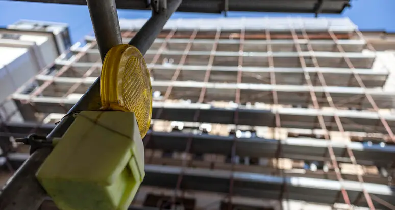 Perde l’equilibrio e cade dall’impalcatura a Pergine, in ospedale un operaio di 49 anni