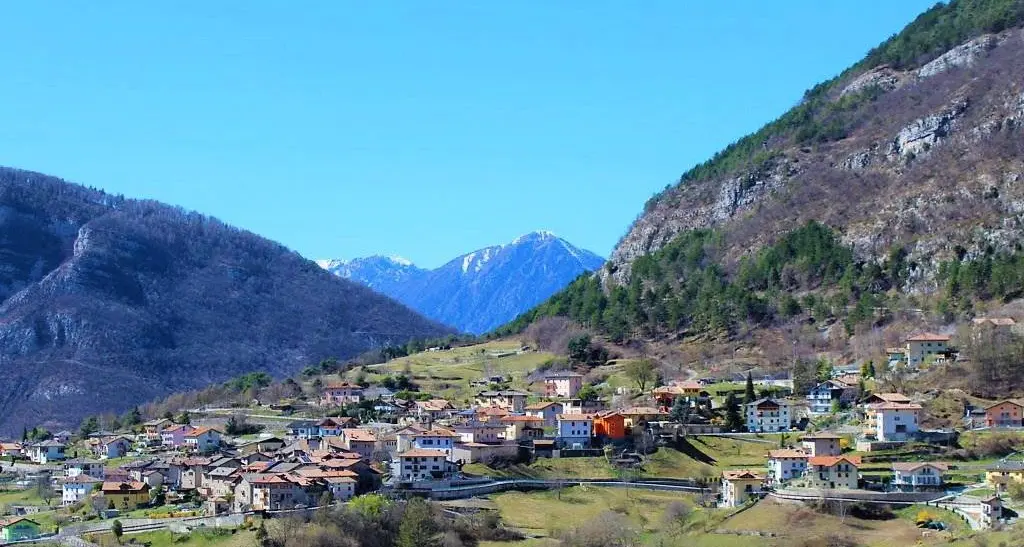 Il parroco di Vezzano: «L’uomo non stava bene da qualche giorno». Il vescovo Tisi domani a Ranzo celebrerà la messa